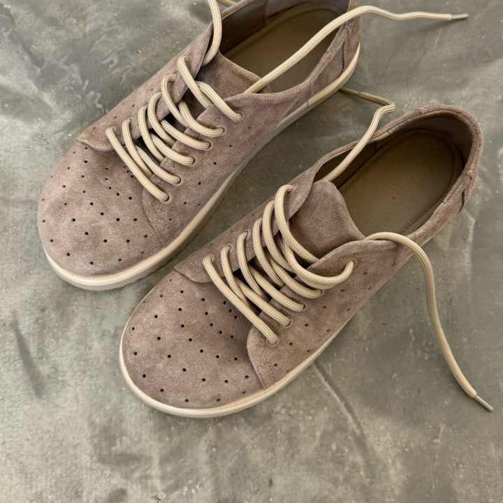 Summer sneakers with ventilation